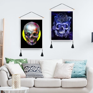 Tenture murale tête de mort avec rouleau en bois et glands pour déco de salon moderne