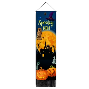 Détail d'une tapisserie d'Halloween avec texte Spooky Night et finitions à franges