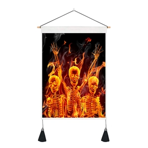 Détail de tapisserie murale squelette en flammes avec tige en bois et pompons