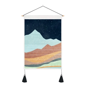 Tapisserie moderne de paysage de montagne avec mât en bois et glands noirs décoratifs