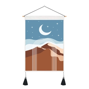 Detail der abstrakten Leinwand mit Mond und Wüste mit Holzstab und schwarzen Seidenquasten