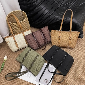Large herringbone tote bags with leather handles in five colors for a vintage style