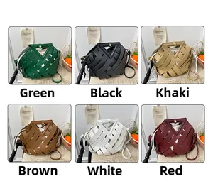 Selezione di borse a tracolla intrecciate con manici triangolari in verde, nero e cachi