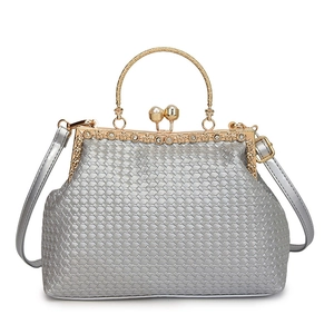 Silberne gewebte Abendtasche mit goldenem Blumenverschluss und Perlendetail