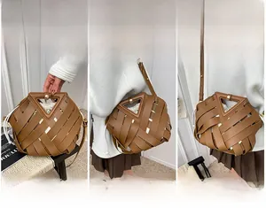 Tre modi per indossare la borsa a secchiello intrecciata marrone con manico a triangolo