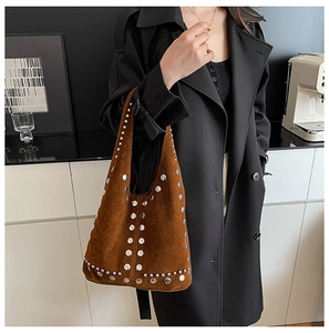 Dettaglio di una borsa hobo in pelle scamosciata marrone con borchie argentate e stile