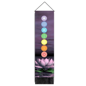 Vertikaler Meditations Wandbehang mit 7 Chakra Symbolen und Lotus auf lila Hintergrund