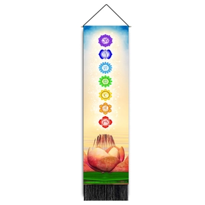 Vertikaler indischer Lotas-Wandbehang mit sieben Chakra-Symbolen und schwarzen Quasten
