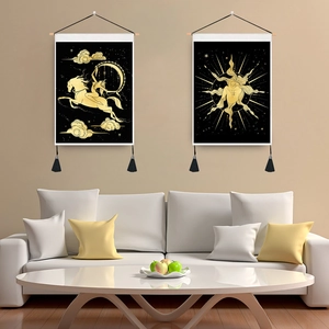 Tapisserie déesse de la lune et soleil doré avec tige en bois et pompons noirs élégants