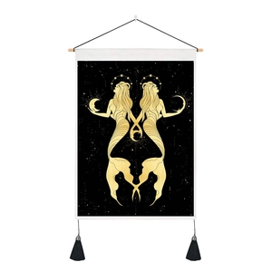 Détail de la tapisserie déesse de la lune avec impression dorée et pompons noirs