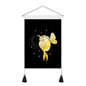 Détail de la tapisserie déesse de la lune avec support en bois et pompons noirs