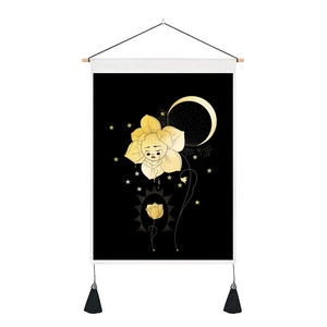 Détail d'une tapisserie déesse de la lune avec fleur dorée et support de suspension en bois