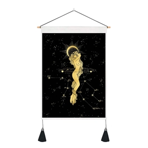 Détail de la tapisserie déesse de la lune avec imprimé zodiaque doré et glands noirs
