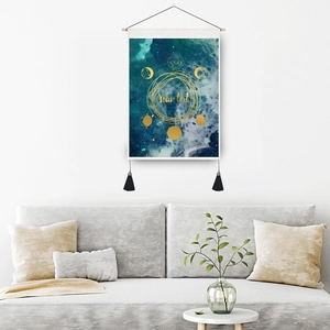 Tapiz moderno de fases lunares azules con barra de madera y borlas negras en pared blanca