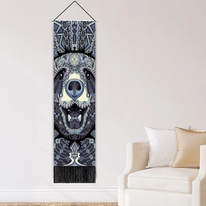 Arazzo astratto mandala con orso e nappe nere su parete di soggiorno minimalista