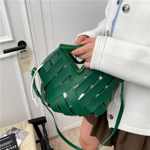 Borsa a secchiello verde intrecciata con manico a triangolo e sacchetto interno