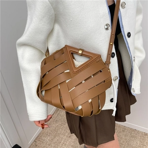 Secchiello intrecciato marrone con manico triangolare e custodia interna beige