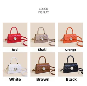 Détails des sacs bandoulière matelassés en rouge, kaki, orange, blanc, marron et noir