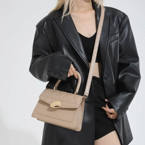 Sac à bandoulière beige matelassé avec boucle dorée et poignée au style minimaliste