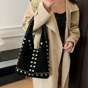 Sac hobo vintage en faux daim noir avec clous argentés pour femmes, porté par mannequin