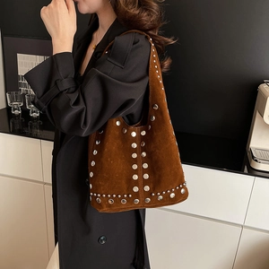 Sac hobo vintage en daim marron avec clous argentés et ferrures pour femmes