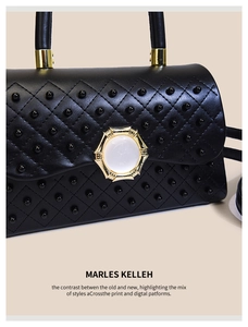 Détail d'un sac à main en cuir noir matelassé avec perles et fermoir octogonal doré