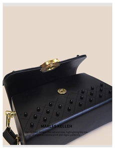 Détail du sac bandoulière matelassé noir avec rivets et boucle hexagonale dorée