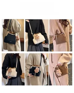 Collage de sacs coquillages rétro montrant les styles main, épaule et bandoulière en 3 tons