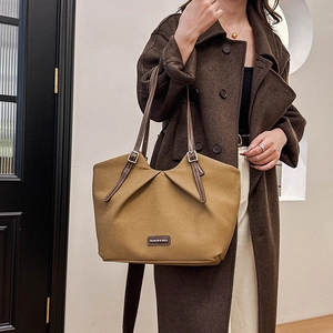 Minimalist khaki pleated tote bag with large capacity and adjustable leather straps