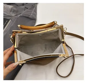Vue de dessus du sac ouvert montrant la doublure grise et la poche intérieure zippée
