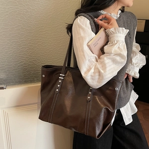 Retro deep brown large capacity tote bag with contrast stitching and rivet details