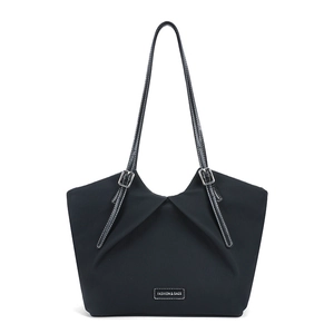 Borsa tote nera minimalista con pieghe a V e spalline regolabili in ecopelle