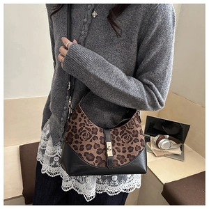 Dettaglio borsa hobo con stampa leopardata e fibbia in metallo per un look da ufficio