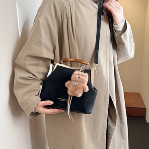Sac bandoulière vintage en daim noir avec poignée en bois et breloque ours