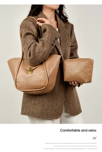 Dettaglio borsa shopper intrecciata marrone con chiusura in metallo e pochette coordinata