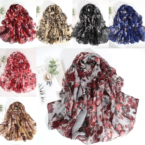 Mise à plat de foulards à imprimé rose rétro en plusieurs couleurs pour femmes