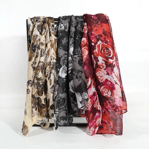 Écharpe légère en voile à imprimé floral rose pour femme en trois styles vintage