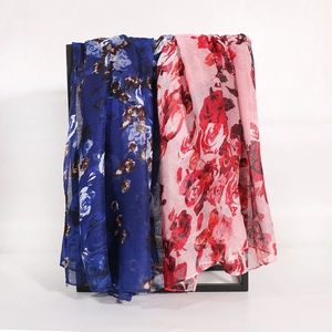 Détail de foulards à imprimé rose avec texture légère en coton lin et bords effilochés