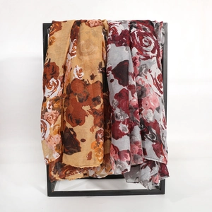 Détail de foulards à imprimé floral rose jaune et bordeaux avec texture légère