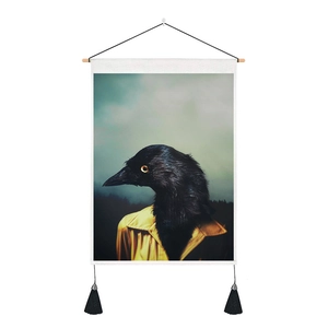 Décoration murale nordique avec corbeau en veste jaune et pompons noirs élégants