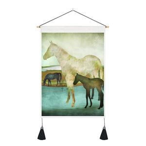 Détail d'une tapisserie de cheval nordique avec tige en bois et pompons noirs