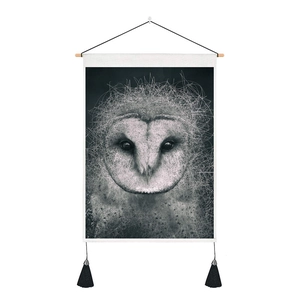 Détail de tapisserie murale hibou nordique avec croquis noir et pompons élégants noirs