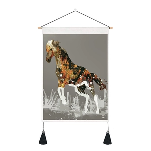 Tapisserie de cheval abstraite avec tringle en bois, tons orange et glands en soie