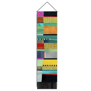 Tapisserie murale verticale avec patchwork géométrique coloré et glands noirs