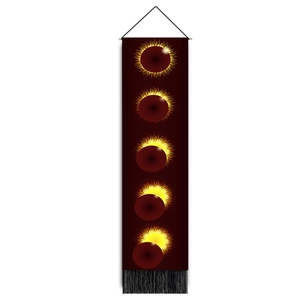 Détail des phases de l'éclipse solaire sur tenture avec pompons noirs et barre en bois