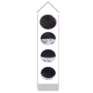 Détail de décoration murale phases de lune avec impression aquarelle et pompon