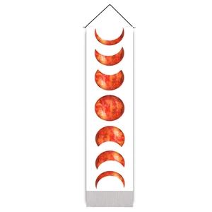 Détail de la suspension murale phases de lune avec impression aquarelle et bois