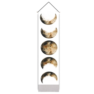 Détail de la tapisserie phases de lune avec support en bois et pompons décoratifs