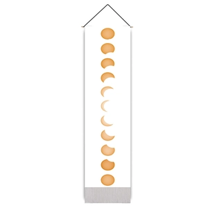 Détail de la décoration murale phases de lune avec tige en bois et impression
