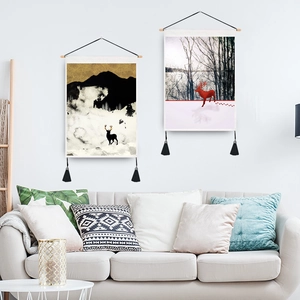 Nordische Wandteppiche mit Elchmotiven, Holzstangen und Quasten an weißer Wand